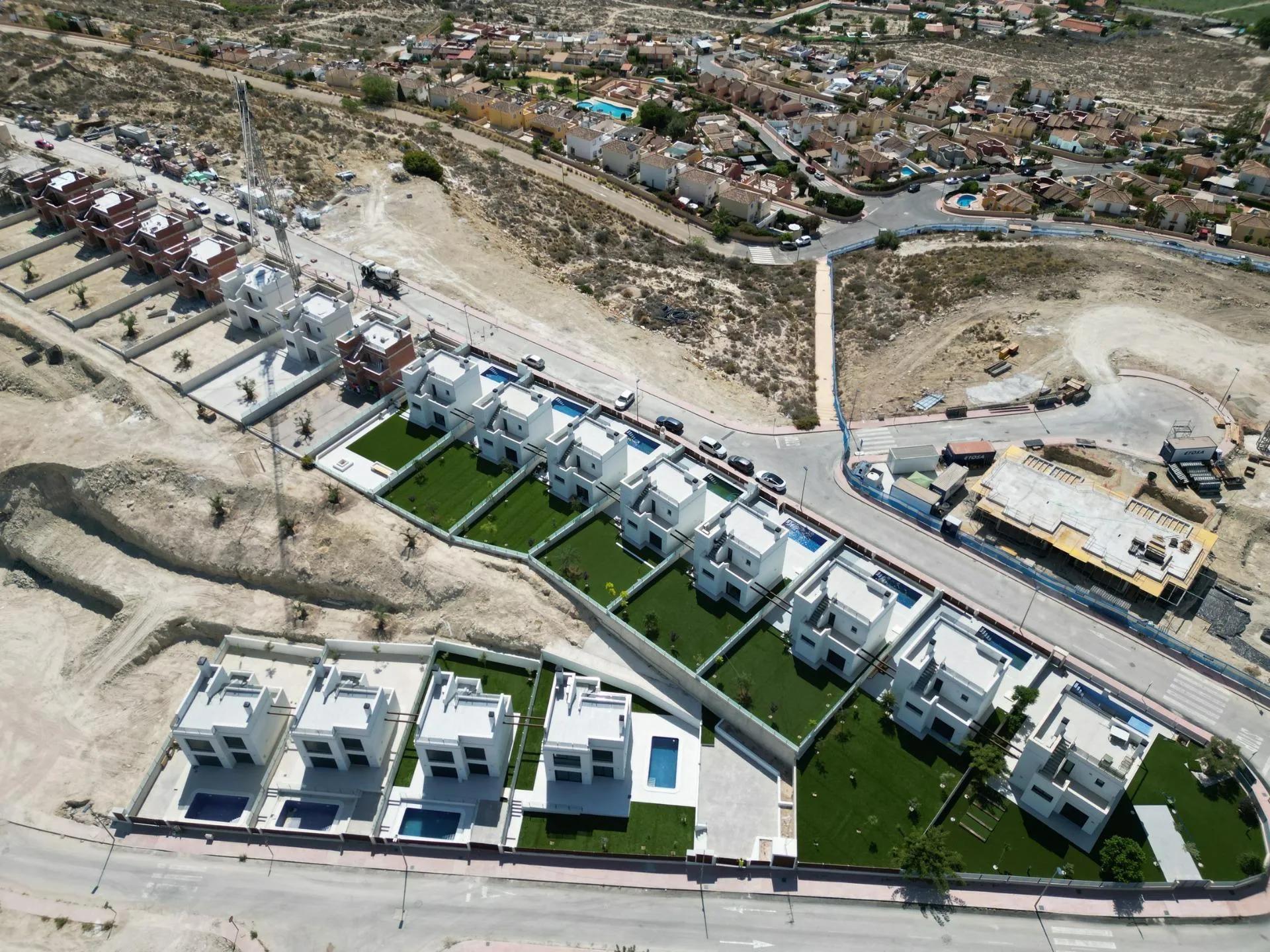 Bouw van onafhankelijke nieuwbouwvilla's, met privézwembaden en moderne afwerkingen. image 25