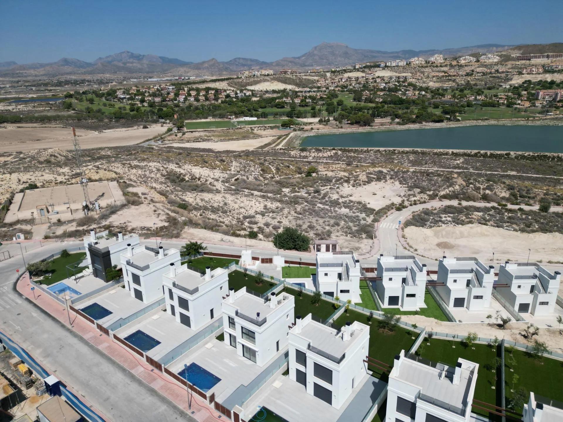 Bouw van onafhankelijke nieuwbouwvilla's, met privézwembaden en moderne afwerkingen. image 31