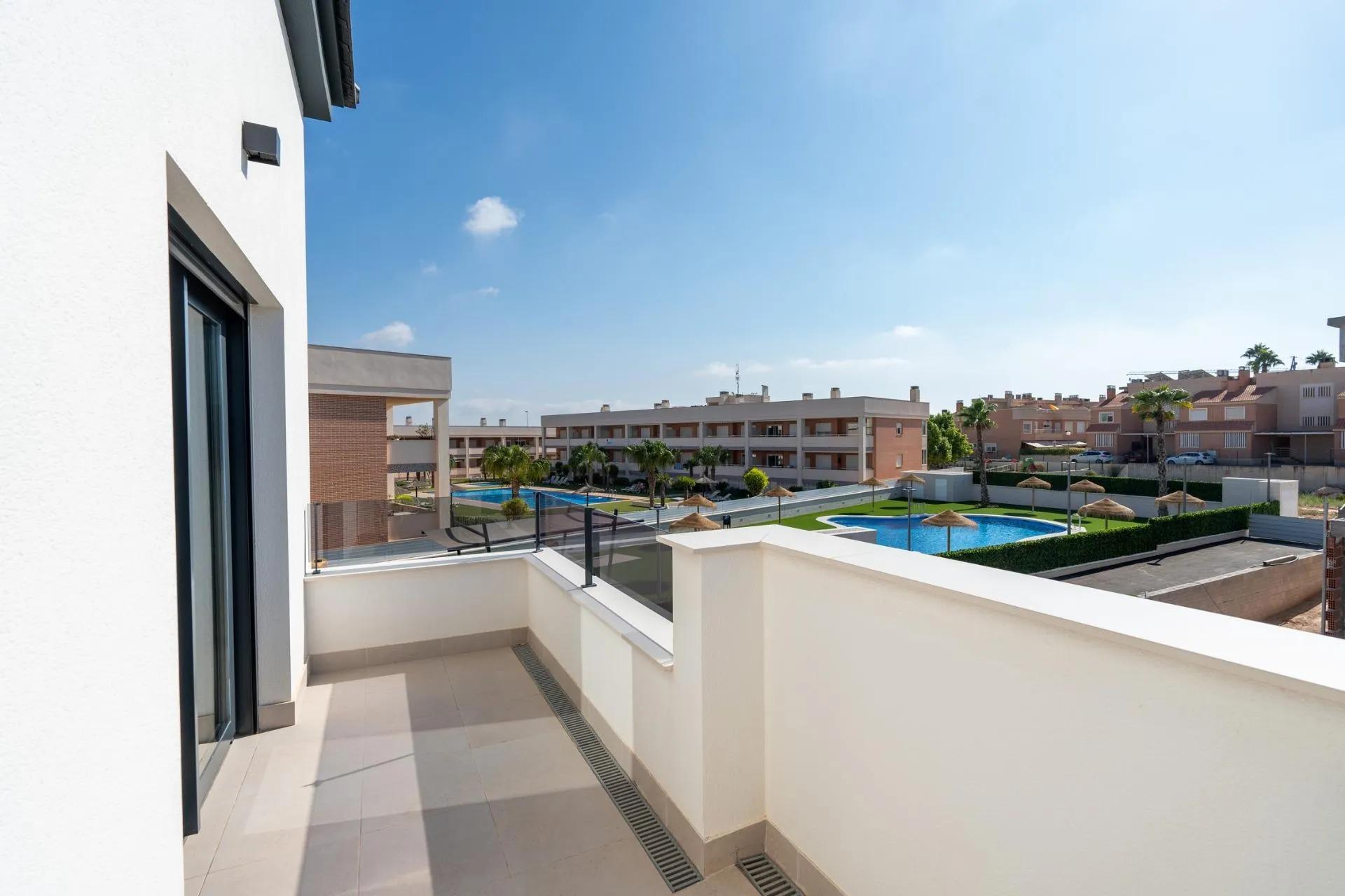 BUNGALOWS MET 3 SLAAPKAMERS IN EEN EXCLUSIEVE WOONPLAATS IN GRAN ALACANT! image 23