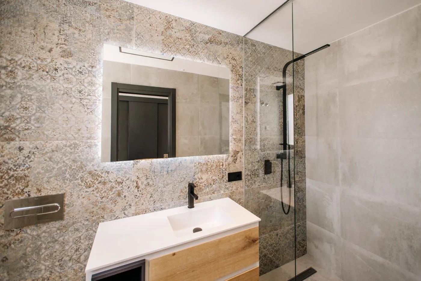 Appartements de luxe et design, se compose de 4 chambres spacieuses, 3 salles de bains, l’une des chambres en suite avec salle de bains privative. Il dispose d’une cuisine ouverte sur le salon-salle à manger, une terrasse de 22 m2 donnant sur le jardin extérieur et une place de parking + débarras. image 12