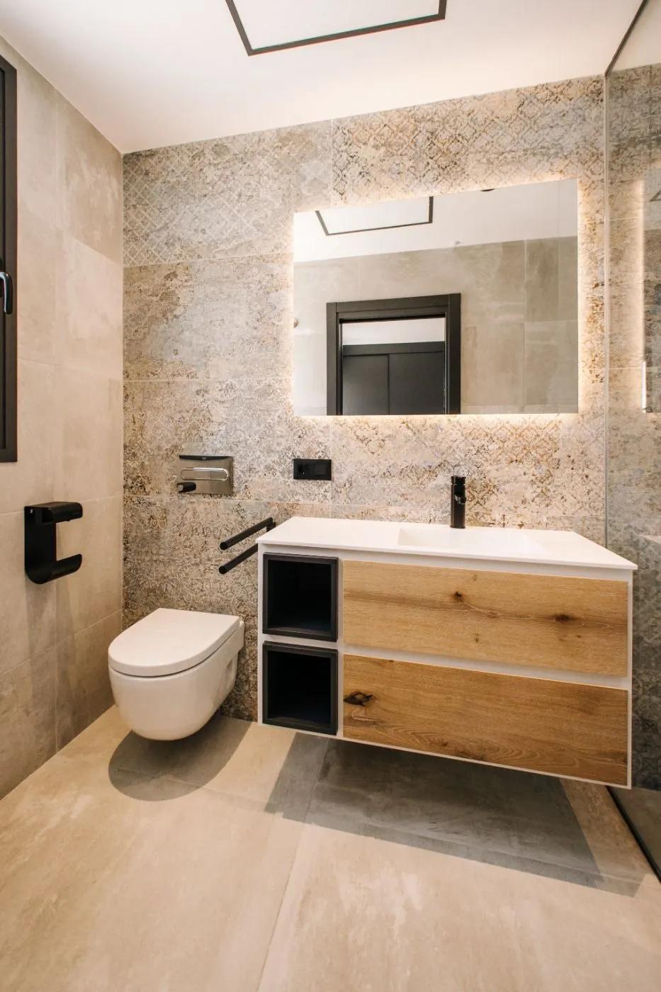 Appartements de luxe et design, se compose de 4 chambres spacieuses, 3 salles de bains, l’une des chambres en suite avec salle de bains privative. Il dispose d’une cuisine ouverte sur le salon-salle à manger, une terrasse de 22 m2 donnant sur le jardin extérieur et une place de parking + débarras. image 14