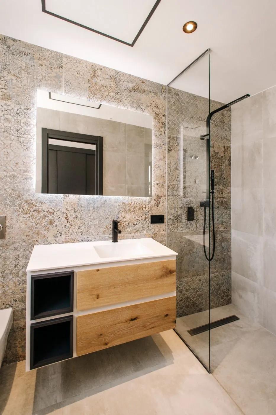 Appartements de luxe et design, se compose de 4 chambres spacieuses, 3 salles de bains, l’une des chambres en suite avec salle de bains privative. Il dispose d’une cuisine ouverte sur le salon-salle à manger, une terrasse de 22 m2 donnant sur le jardin extérieur et une place de parking + débarras. image 15