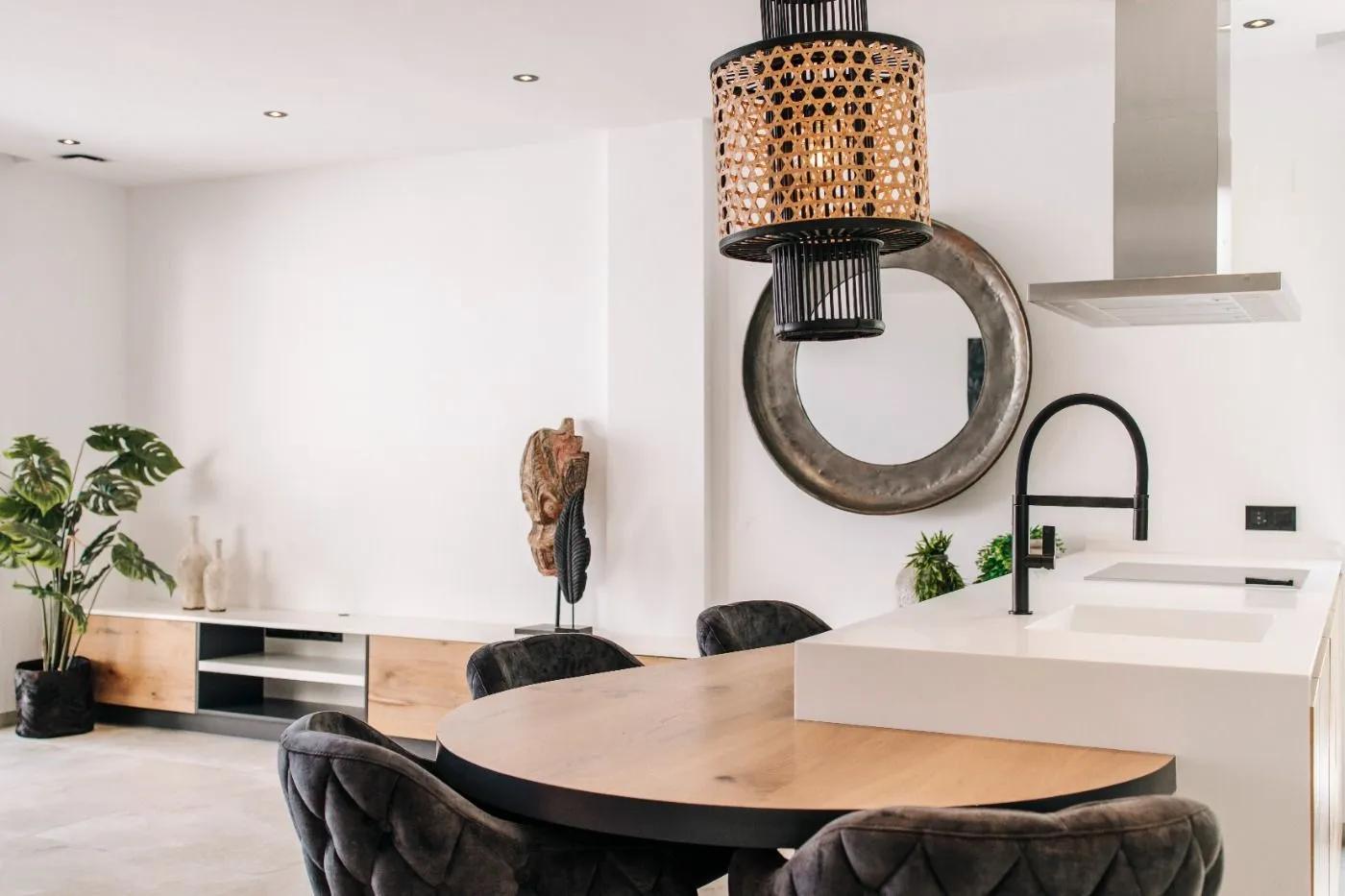 Appartements de luxe et design, se compose de 4 chambres spacieuses, 3 salles de bains, l’une des chambres en suite avec salle de bains privative. Il dispose d’une cuisine ouverte sur le salon-salle à manger, une terrasse de 22 m2 donnant sur le jardin extérieur et une place de parking + débarras. image 3