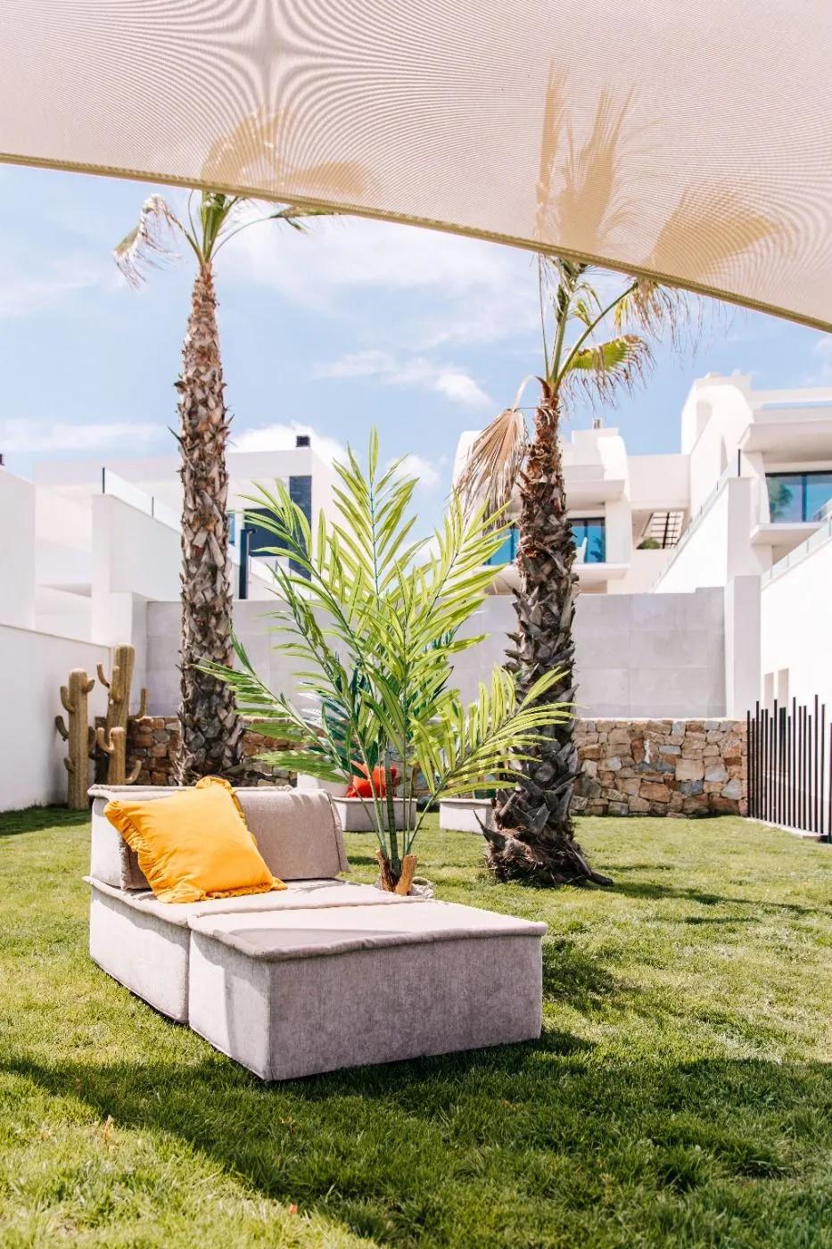 Appartements de luxe et design, se compose de 4 chambres spacieuses, 3 salles de bains, l’une des chambres en suite avec salle de bains privative. Il dispose d’une cuisine ouverte sur le salon-salle à manger, une terrasse de 22 m2 donnant sur le jardin extérieur et une place de parking + débarras. image 23