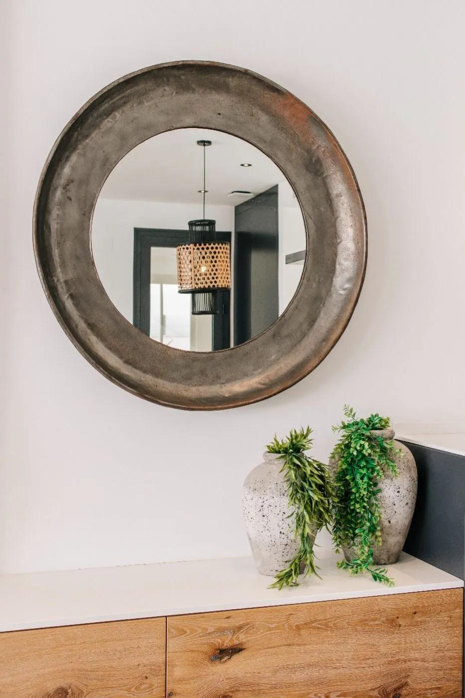 Appartements de luxe et design, se compose de 4 chambres spacieuses, 3 salles de bains, l’une des chambres en suite avec salle de bains privative. Il dispose d’une cuisine ouverte sur le salon-salle à manger, une terrasse de 22 m2 donnant sur le jardin extérieur et une place de parking + débarras. image 4