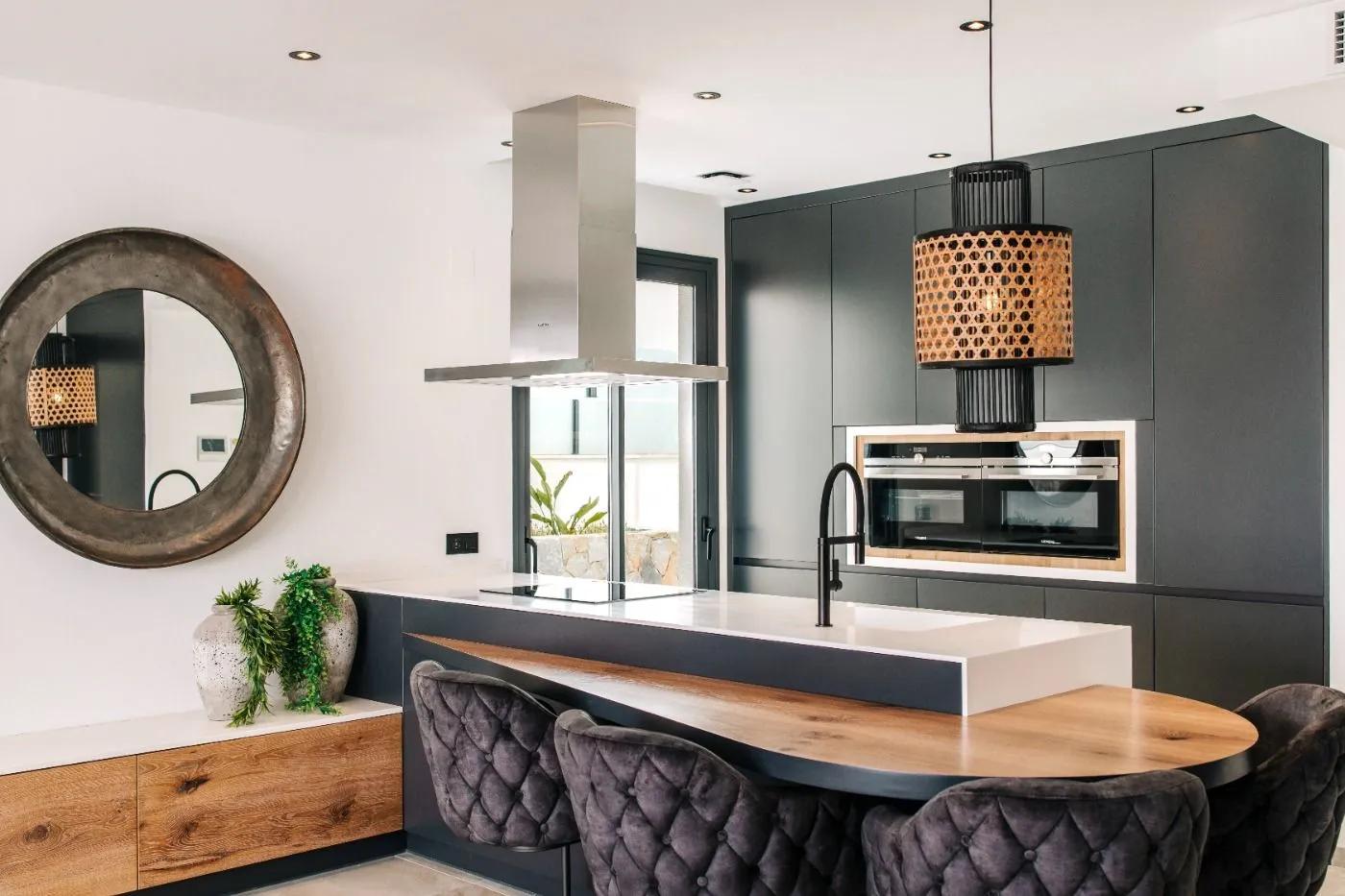 Appartements de luxe et design, se compose de 4 chambres spacieuses, 3 salles de bains, l’une des chambres en suite avec salle de bains privative. Il dispose d’une cuisine ouverte sur le salon-salle à manger, une terrasse de 22 m2 donnant sur le jardin extérieur et une place de parking + débarras. image 6