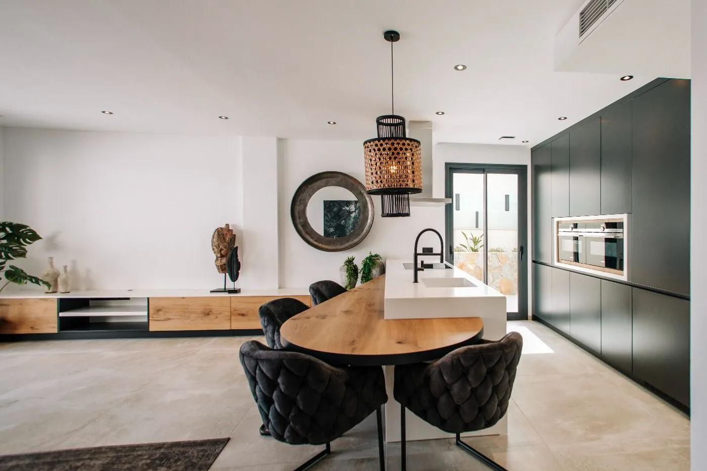 Appartements de luxe et design, se compose de 4 chambres spacieuses, 3 salles de bains, l’une des chambres en suite avec salle de bains privative. Il dispose d’une cuisine ouverte sur le salon-salle à manger, une terrasse de 22 m2 donnant sur le jardin extérieur et une place de parking + débarras. image 8