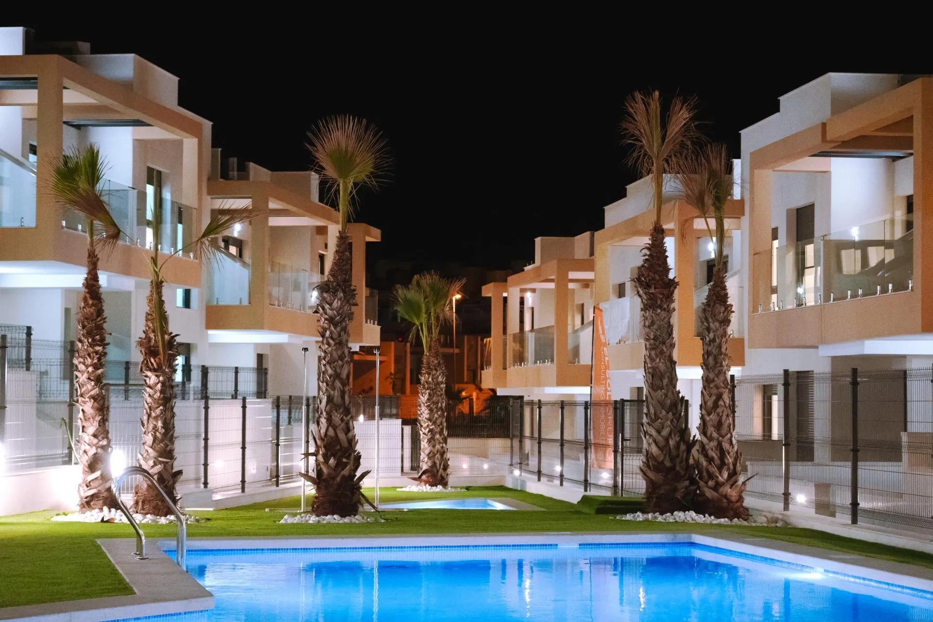 NEU GEBAUTE WOHNANLAGE IN ORIHUELA COSTA image 2