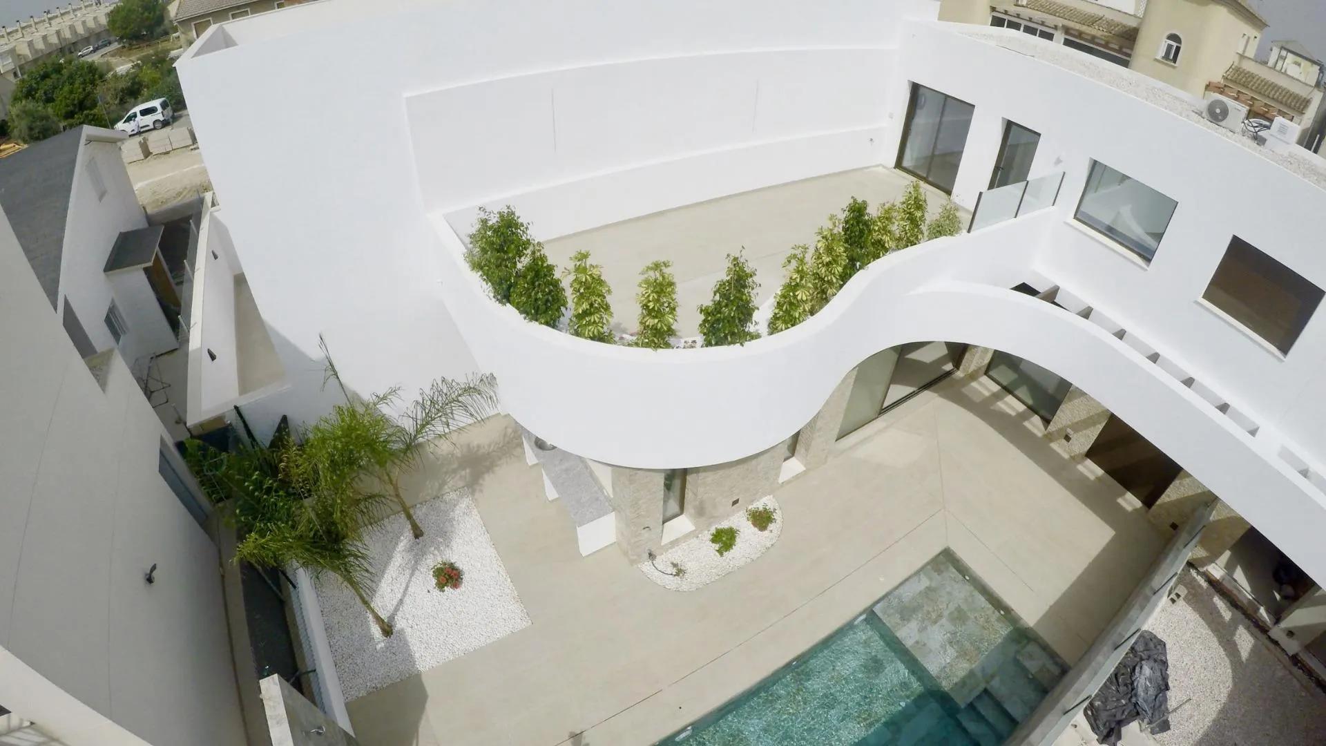 NYBYGGEDE VILLAER I NÆRHETEN AV ROJALES image 23