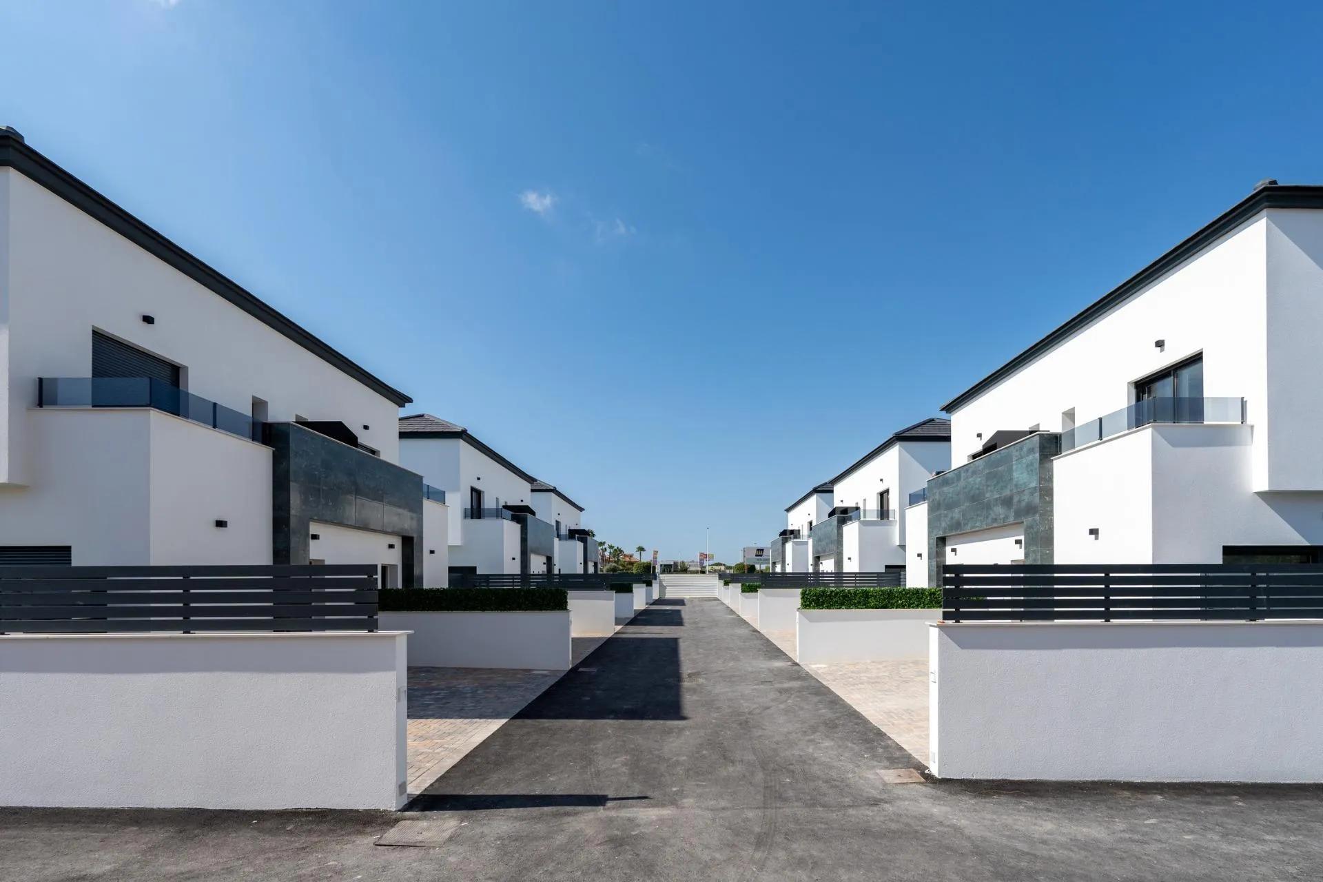 BUNGALOWS MET 3 SLAAPKAMERS IN EEN EXCLUSIEVE WOONPLAATS IN GRAN ALACANT! image 38