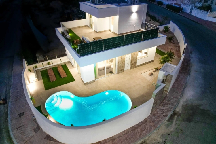 SCHÖNE GROßE VILLA MIT BLICK AUF DEN GOLFPLATZ "LA MARQUESA"!